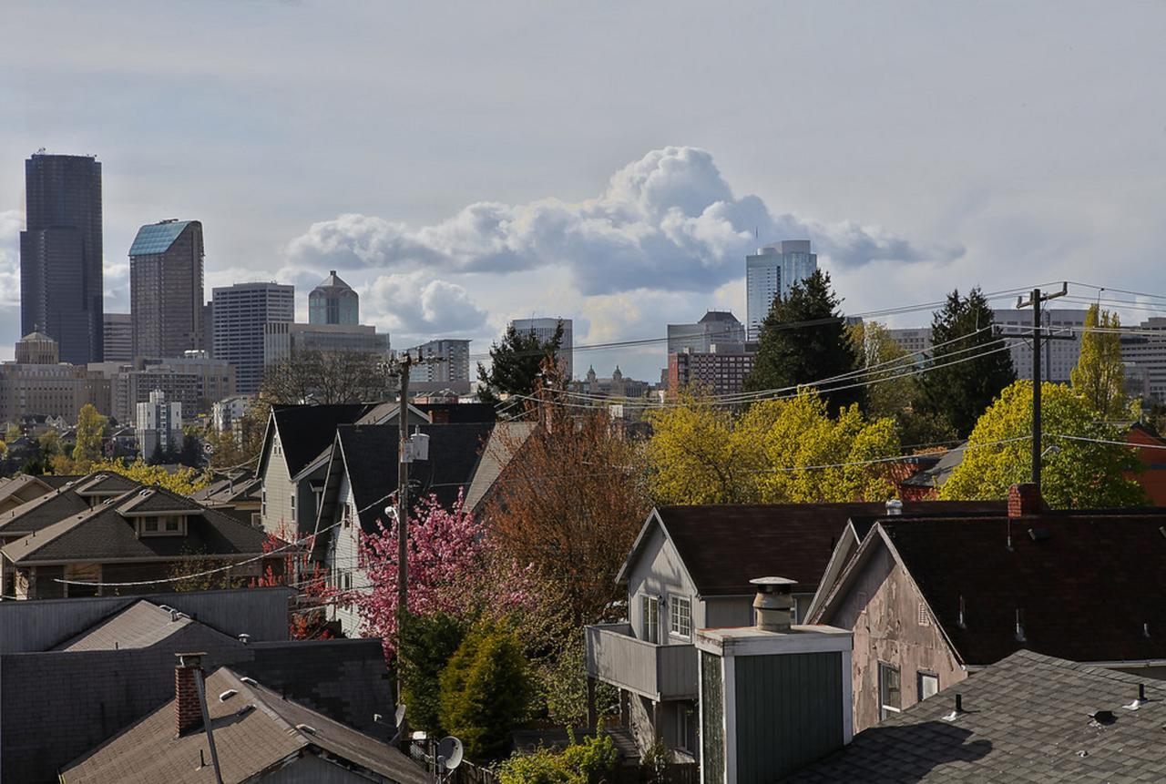 Modern Home With Rooftop Oasis Seattle Exterior photo